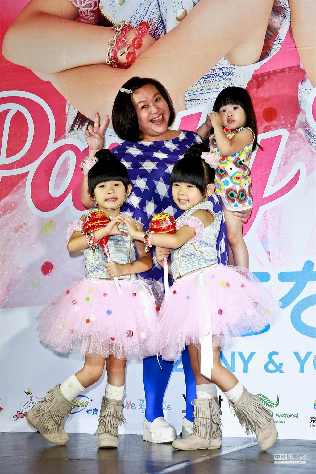 鍾欣凌媽媽與女兒帶來超大支的粉紅棒棒糖到現場幫左右加油打氣。（林弘斌攝）