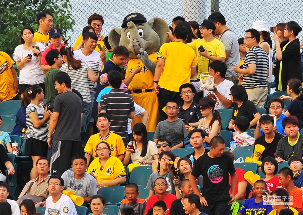 中華職棒中信兄弟隊吉祥物傑米（後中）1日在新莊球場舉行引退儀式，吉祥物傑米走到觀眾席向球迷們道別。（劉宗龍攝）