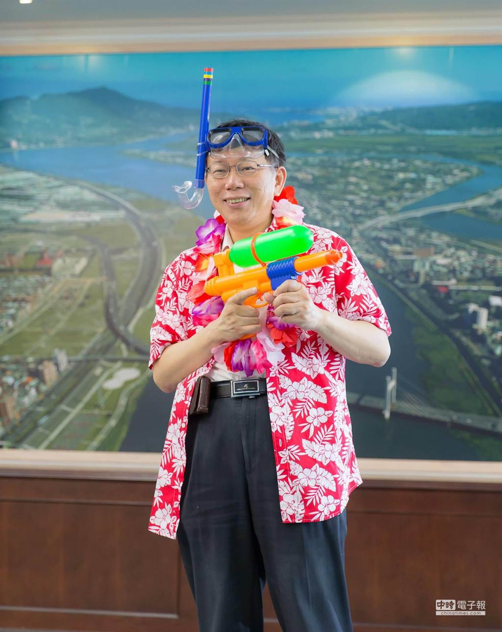 台北市長柯文哲穿上花襯衫拿水槍宣傳2015河岸音樂季。(翻攝柯文哲臉書)