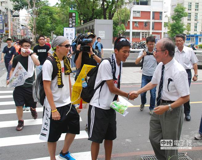 反課綱聯盟學生環島到高市，受到民眾熱情支持鼓勵。（吳江泉攝）