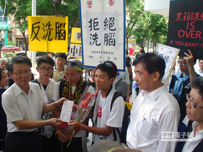 反課綱聯盟學生環島到高市，將北部學生反課綱意見書送交高市教育局副局長王進焱（左一）。（吳江泉攝）