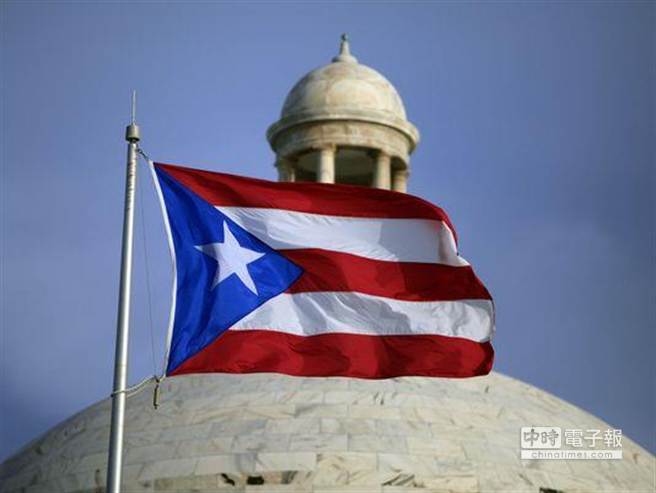 自由邦旗飄揚在波多黎各議會山莊前。（美聯社）