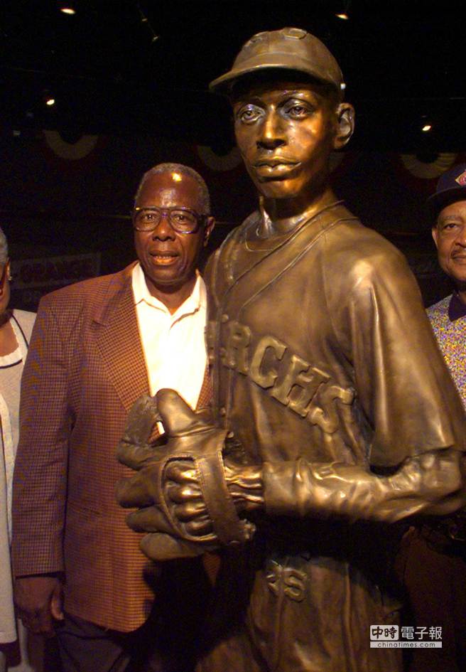 汉克阿伦与棒球史上最老投手佩吉铜像(美联社)