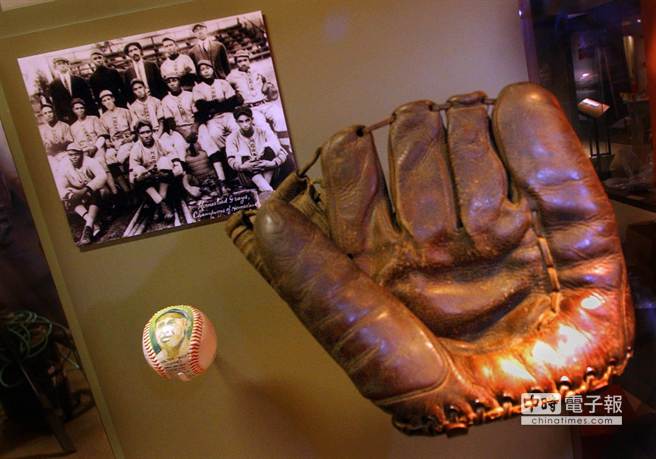 棒球史上最老投手佩吉所使用过的手套。(美联社)