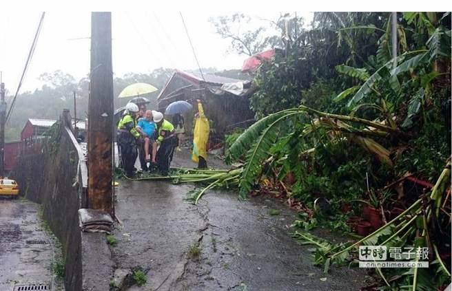 蘇迪勒颱風來襲期間，萬芳派出所員警合力將中風行動不便的9旬老翁抬離土石流危險區。（張企群翻攝）
