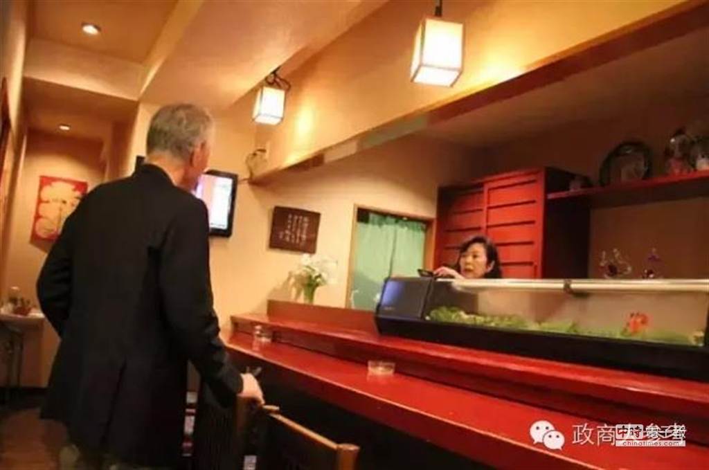 村山从议员时期就常去的寿司店，老板娘说，他不用开口，我们都知道他想吃什么。显见村山与市民、邻居相处就像老朋友般。(取自政商大参考)(photo:ChinaTimes)