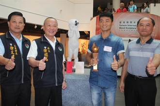 台灣國際木雕賽 陸籍黃超謨吻金杯