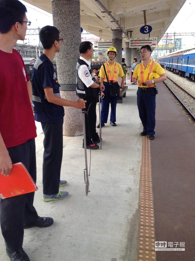 台铁208次自强号传出有蛇出现，宜兰县消防局获报后派员逮蛇。（黄至良提供）