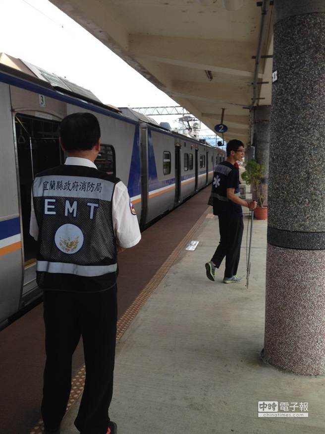 台铁208次自强号传出有蛇出现，宜兰县消防局获报后派员逮蛇。（黄至良提供）