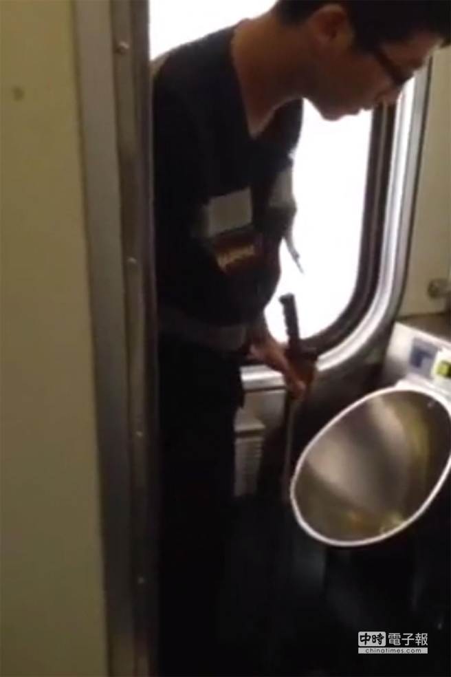 台铁208次自强号传出有蛇，宜兰县消防局获报后派员逮蛇，但在车厢、男厕查看时，并没有任何发现。（黄至良提供）