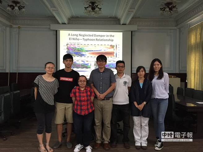 台師大海洋環境科技研究所副教授鄭志文、台大大氣科學系系主任林依依及夏威夷大學教授王斌組成的跨國團隊發現聖嬰年時颱風的負向回饋機制。（洪欣慈攝）