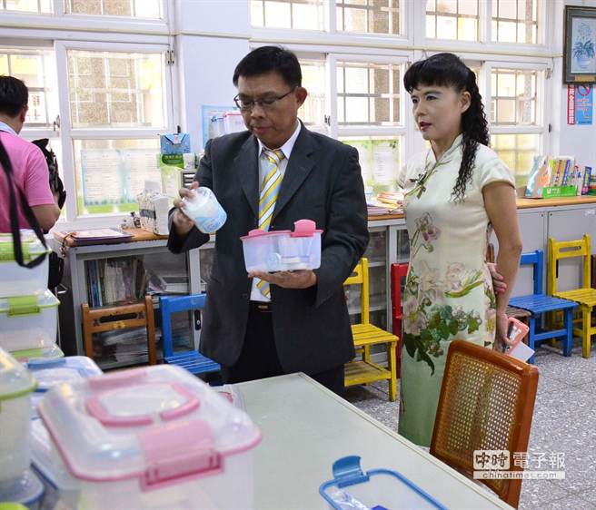 彰化縣教育處長林明裕（左）19日上午會同稽查人員前往南郭國小健康複查。（洪璧珍攝）