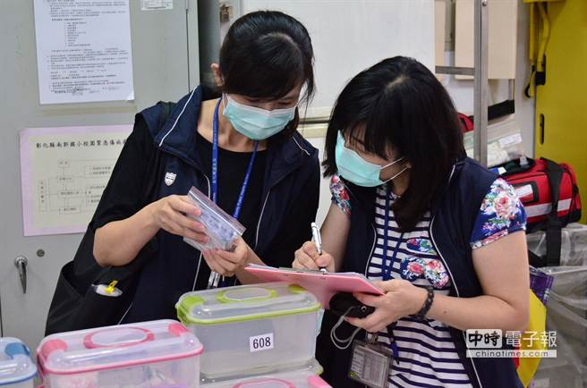 稽查人員仔細查驗藥品藥材上的標示。（洪璧珍攝）