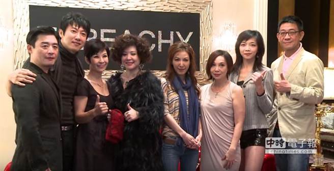 德莉淇傢俱3年前開幕時，董事長梁瑜莉（左四），還曾找藝人、名媛出席。（翻攝Youtube）