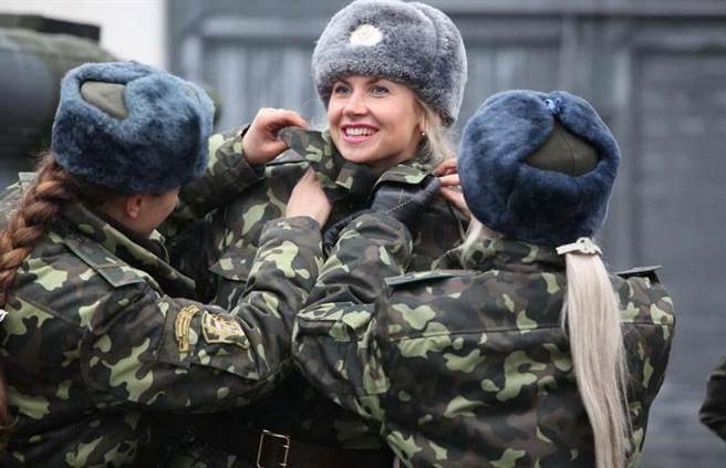 驚豔全球 烏克蘭女兵才貌雙全 正妹 網推