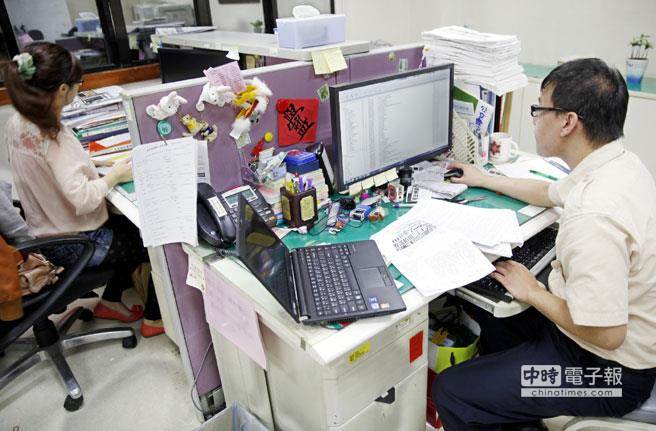 圖為公部門中人員辦公的情況。（資料照片 陳志源攝）