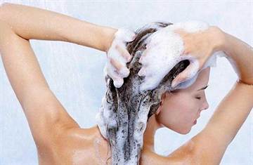 早上洗頭好還是晚上洗頭好？