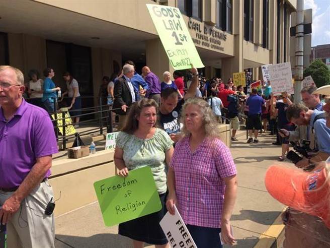 肯塔基羅恩郡科員拒發同性結婚證書被法院以藐視法庭拘捕，支持與反對雙方人馬集結於庭外。（翻攝自推特）