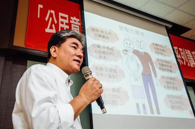 親民黨總統參選人宋楚瑜13日推出第三支競選廣告「第二人生」主打銀髮族照護，由前內政部長李鴻源（見圖）、親民黨立委李桐豪出席政策暨廣告發表會。(郭吉銓攝)