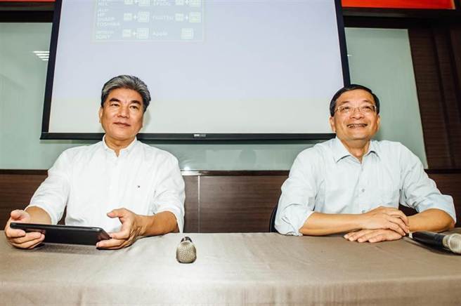 親民黨總統參選人宋楚瑜13日推出第三支競選廣告「第二人生」主打銀髮族照護，由前內政部長李鴻源（左）、親民黨立委李桐豪（右）出席政策暨廣告發表會。(郭吉銓攝)