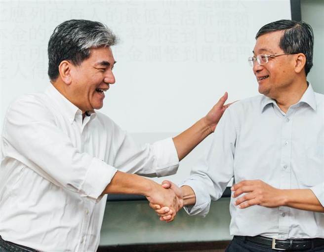 前內政部長李鴻源(左)與親民黨立委李桐豪(右)數次握手致意，共同為宋楚瑜銀髮族照護政策背書。(郭吉銓攝)