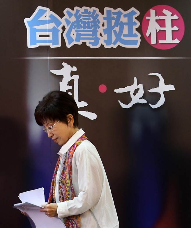 國民黨總統參選人洪秀柱（如圖）行經競選看板前。（王錦河攝）