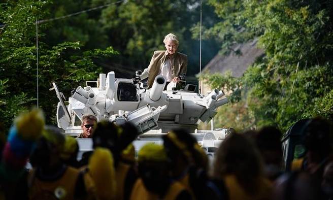 英國時尚天后薇薇安‧魏斯伍德乘坐坦克，直奔英國首相卡麥隆家，抗議使用「液壓破碎法」開採頁岩氣破壞環境。(摘自觀察者網)