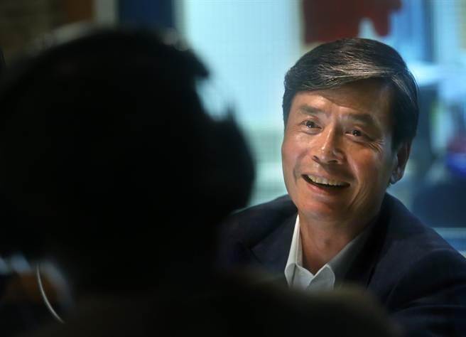 總統府資政金溥聰今接受廣播專訪，否認介入操盤總統大選的傳聞，與黨內高層沒有見面，他坦承藍營現居劣勢，沒有新變數很難逆轉。（王錦河攝）