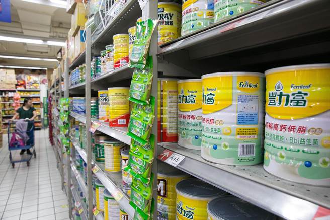 國際奶粉價格大跌7成讓國際大廠不得不裁員，但是台灣奶粉價卻是一直居高不下。(資料照片/林后駿攝)