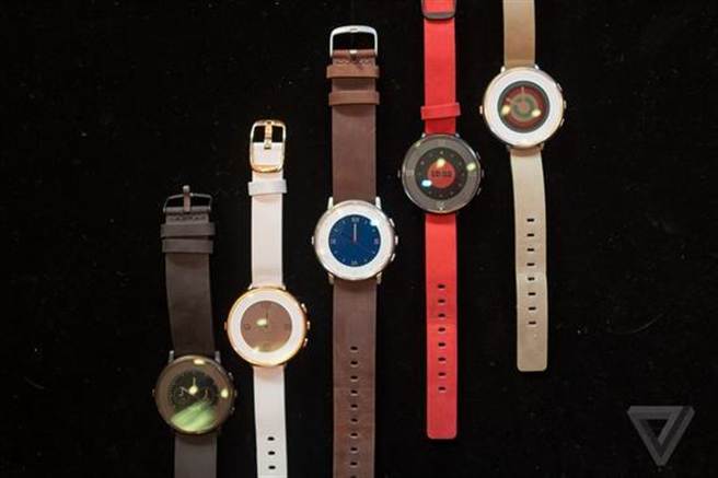 Pebble推出了旗下的首款圓型錶盤的智慧錶—Pebble Time Round。（圖／The Verge）