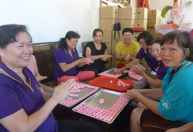 庙方出动大批义工到场搓汤圆。（洪璧珍摄）