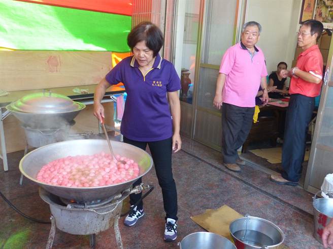无限量供应的汤圆，一天可用掉20斗的糯米。（洪璧珍摄）