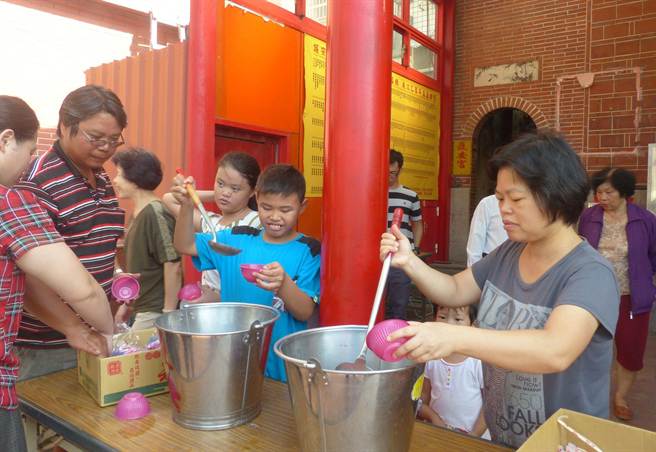 汤圆现场自行取用，老少都开心。（洪璧珍摄）
