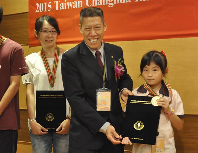 9歲黃鈺家以「不浪費紙資源從我做起」也獲得國內高中(小)組金牌。（吳敏菁攝）