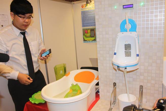 台北科技大學學生創意的衛浴智慧守護者、多功能計分小便斗系統，讓人讚嘆好點子、新創意。（吳敏菁攝）