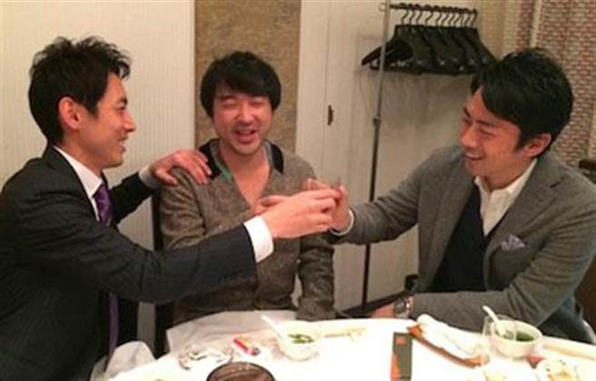 小泉孝太郎(左)、小泉進次郎(右)與朋友聚餐，哥倆感情好。(取自小泉進次郎臉書)