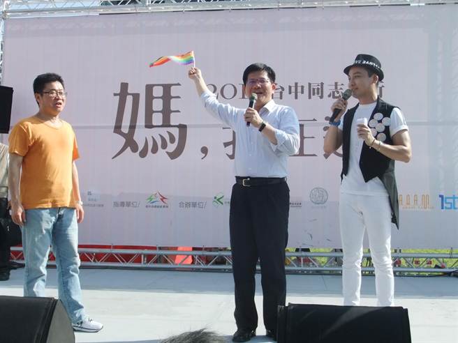 整個活動在市長林佳龍揮舞彩虹旗後立即展開遊行。（張妍溱攝）