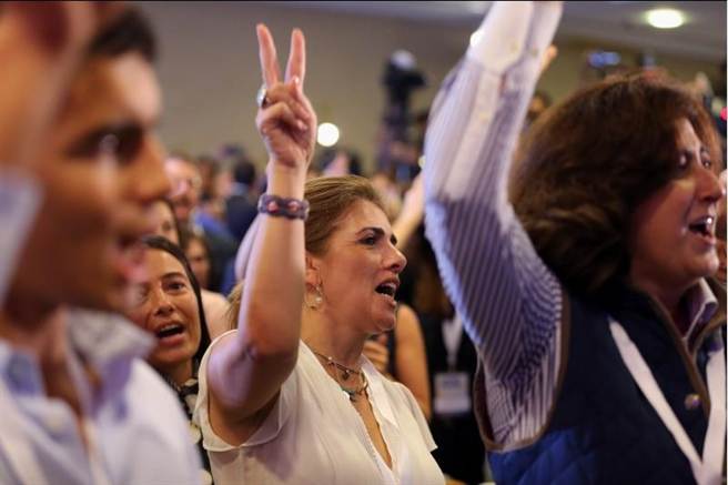 葡萄牙4日舉行大選，奉行撙節政策的執政聯盟勝出，支持者無不開心歡呼。（美聯社）