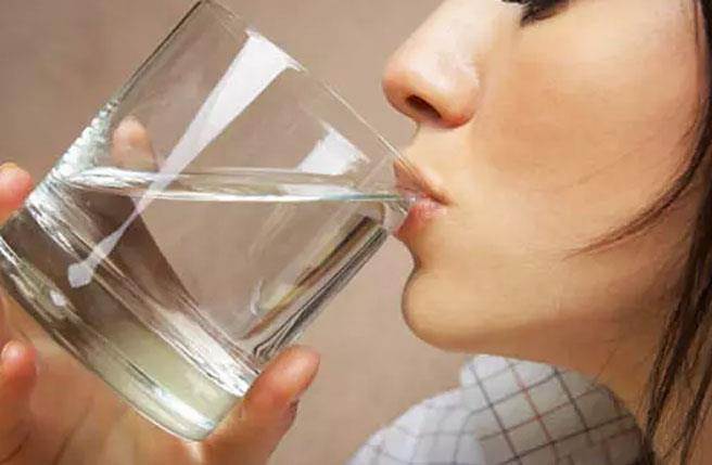 早晨空腹喝水不僅可以起到清腸作用，還能將口腔中的消化酶帶到腸胃中，促進食物的消化。（圖／網易）
