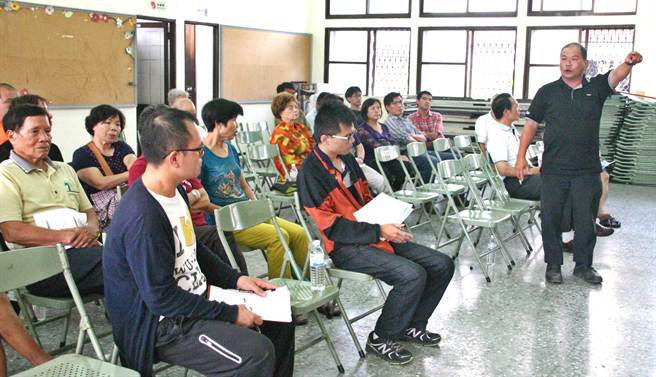 ▲埔里镇南安路移树说明会，护树与移树意见纷歧，引起激烈争辩，气氛火爆。（杨树煌摄）