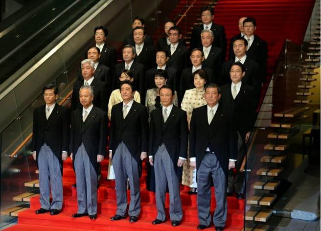 10月7日，在日本東京首相官邸，日本首相安倍晉三（前中）與新內閣成員合影。（圖／新華社）