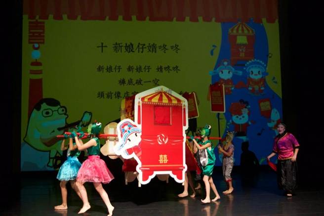 嘉義縣梅北國小「小夯爐兒童劇團」籌備1年，10月18日將演出台灣音樂家簡上仁的作品《鯽仔魚欲娶某》。（陳俞霈攝）