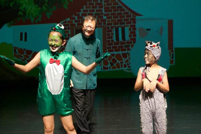 台灣第1部本土兒童音樂劇《鯽仔魚欲娶某》，將由33位嘉義縣梅北國小學童及音樂家簡上仁（中）一起用福佬語演出。（陳俞霈攝）