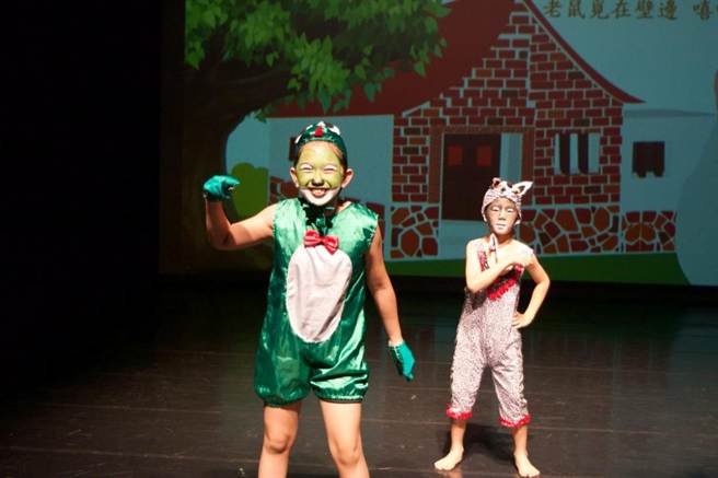 嘉義縣梅北國小學童將用福佬語演出台灣第1部本土兒童音樂劇《鯽仔魚欲娶某》。（陳俞霈攝）