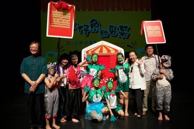 嘉義縣梅北國小「小夯爐兒童劇團」10月18日將在嘉義縣表演藝術中心演出音樂家簡上仁（左一）的《鯽仔魚欲娶某》兒童音樂劇，縣長張花冠（右三）12日出席記者會、預祝演出成功。（陳俞霈攝）