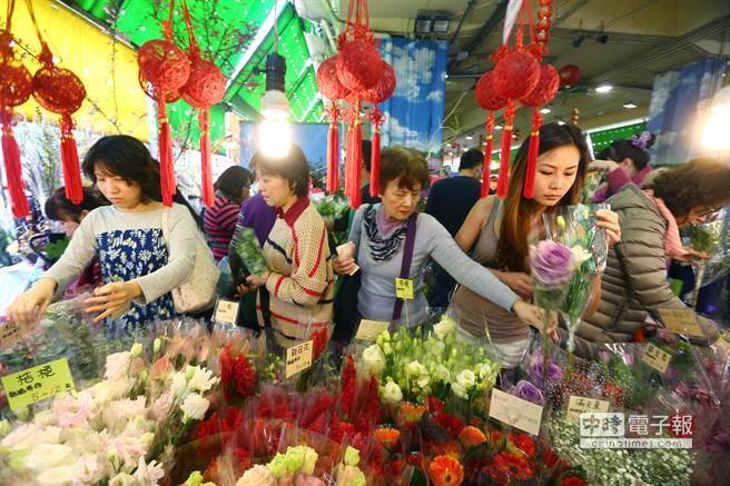 明年春節將放9天連假，屆時交通、花市、商場、景點將湧現大量人潮。（鄧博仁攝）