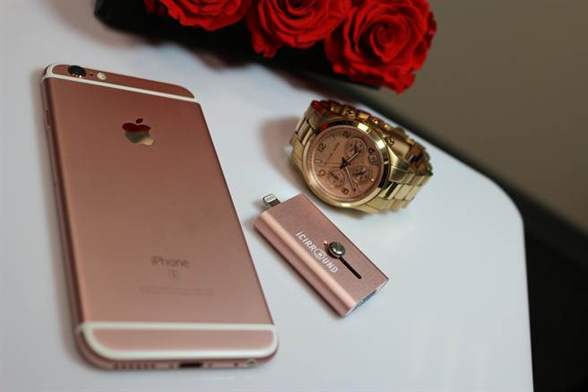 iShowFast極速隨身碟推出玫瑰金版本，速配最新玫瑰金版iPhone 6s。(圖／先創國際)
