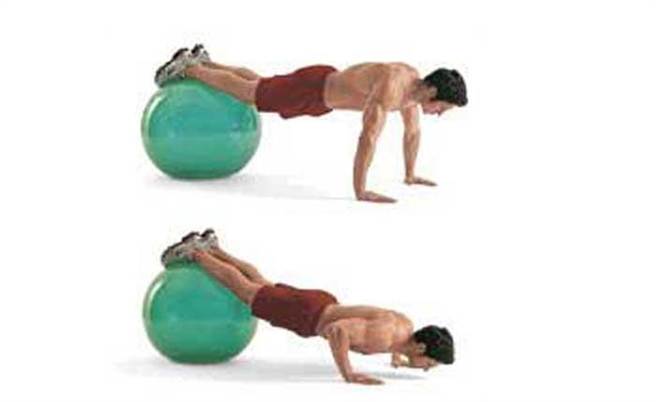 1. 瑞士球俯卧撑（图／全球健身中心）