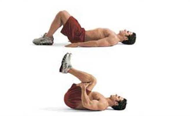 2. 卧地提腿（图／全球健身中心）