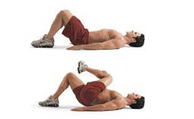 2. 平躺交叉拉伸（图／全球健身中心）